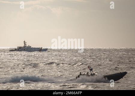 220406-N-GF955-1019 MAR DEI CARAIBI - (6 aprile 2022) -- la nave da combattimento litoranea Freedom-Variant USS Billings (LCS 15) conduce operazioni di lotta contro la narcotica con il tagliatore della Guardia Costiera Joseph Tezanos (WPC 1118), 6 aprile 2022. Billings è dislocata nell'area operativa della flotta degli Stati Uniti 4th per sostenere la missione della Joint Interagency Task Force South, che include missioni contro il traffico illecito di droga nei Caraibi e nel Pacifico orientale. Foto Stock