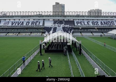 Santos, San Paolo, Brasile. 2 gennaio 2023: Scia dell'ex calciatore brasiliano Edson Arantes do Nascimento, Pelé, allo stadio Santos Futebol Clube, nella città di Santos, Brasile, il 2 gennaio 2023. Pelé morì il 29 dicembre 2022 all'età di 82 anni dopo aver trascorso 30 giorni ricoverato in ospedale a San Paolo per il trattamento del cancro al colon scoperto nel 2021. La causa della morte è stata l'insufficienza di più organi. (Credit Image: © Paulo Lopes/ZUMA Press Wire) Credit: ZUMA Press, Inc./Alamy Live News Foto Stock
