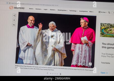 Ultime notizie reazione sul sito web Reuters alla morte di Papa Emerito Benedetto XVI il 31st dicembre 2022. Foto Stock