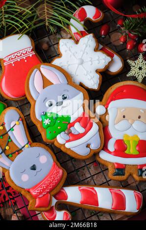 Biscotti di pan di zenzero di Natale su sfondo di legno scuro Foto Stock