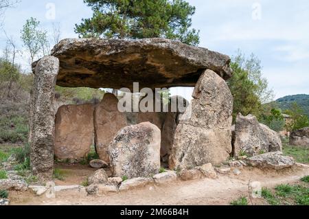 Dolmen sols de riu, Megalith, costruito 4000 anni fa e ha cambiato la sua posizione originale nel 1999, baronia de Rialb, Catalogna, Spagna Foto Stock