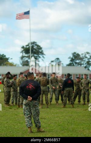 STATI UNITI Christopher Flores, istruttore di arti marziali (mai) Trainer, osserva l'addestramento di sostegno a Ellis Field, Courthouse Bay, sul campo base del corpo marino di Lejeune, 6 aprile 2022. Il corso mai è un corso di tre settimane progettato per preparare i Marines ad insegnare e istruire i fondamenti del combattimento mano a mano. Foto Stock