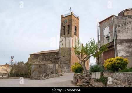 Chiesa di Sant Pere de Cubells, Una chiesa di origine romanica con una navata unica molto austera. L'edificio originale fu eretto tra la fine del Th Foto Stock