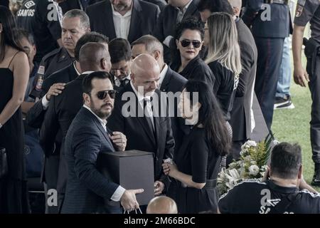 Santos, San Paolo, Brasile. 2 gennaio 2023: Gianni Infantino (presidente FIFA) e marcia Aoki (moglie di Pele) in seguito all'ex calciatore brasiliano Edson Arantes do Nascimento, Pelé, allo stadio Santos Futebol Clube, nella città di Santos, Brasile, il 2 gennaio 2023. Pelé morì il 29 dicembre 2022 all'età di 82 anni dopo aver trascorso 30 giorni ricoverato in ospedale a San Paolo per il trattamento del cancro al colon scoperto nel 2021. La causa della morte è stata l'insufficienza di più organi. (Credit Image: © Paulo Lopes/ZUMA Press Wire) Credit: ZUMA Press, Inc./Alamy Live News Foto Stock