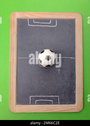 Campo di calcio Illustrazione sulla lavagna, con palla. Sfondo verde Foto Stock