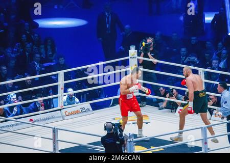 28-11-2015 Dusseldorf, Germania. Due grandi uomini nel ring: Tyson Fury e Wladimir Klitschko (oltre 2 metri di altezza) stanno pugilato a Dusseldorf. Giudice Tony W. Foto Stock