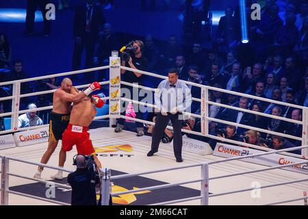 11-28-2015 Dusseldorf, Germania. Il wrestling viscoso si trova al centro dell'anello. Nel pugile precedente perso sembra Foto Stock