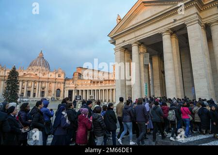 Vaticano, Vaticano. 02nd Jan, 2023. Si vedono le persone in coda per entrare nella Basilica di San Pietro, dove il corpo di Papa emerito Benedetto XVI è messo in pubblico. Il Vaticano ha annunciato che Papa Benedetto morì il 31 dicembre 2022, all'età di 95 anni, e che i suoi funerali si terranno il 5 gennaio 2023. Credit: SOPA Images Limited/Alamy Live News Foto Stock