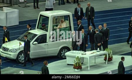 Papa Benedikt XVI im Berliner Olympia-Stadion Josef Ratzinger Papamobil Foto Stock