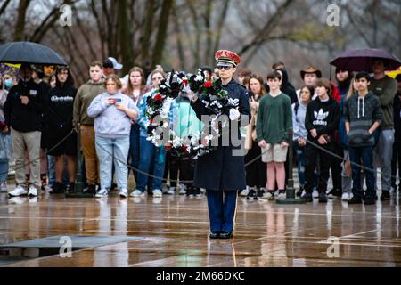 Un bugler dagli Stati Uniti Army Band, 'Pershing's Own' sostiene una cerimonia pubblica di deposizione della corona alla Tomba del Milite Ignoto al Cimitero Nazionale di Arlington, Arlington, Virginia, 7 aprile 2022. La corona è stata deposta da Francisco Pereira Furtado, ministro dello Stato angolano. Foto Stock