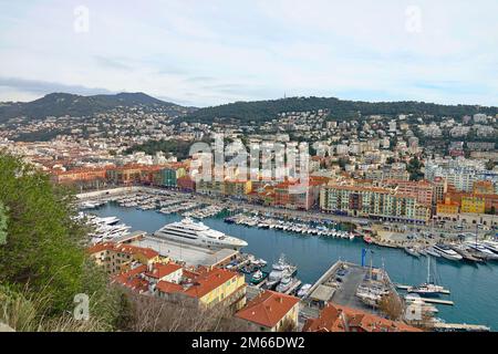 Port du Nice (il porto di Nizza) visto dall'alto a la colline du Chateau a Nizza, Francia. Foto Stock