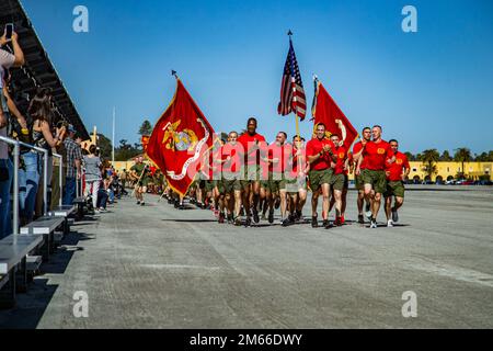 STATI UNITI Marines con Delta Company, 1st battaglione di addestramento di reclutamento, ha corso in formazione durante una corsa motivazionale al deposito di reclutamento del corpo marino San Diego, 7 aprile 2022. I Marines di fronte sono stati responsabili per la formazione e l'organizzazione di 1st reclutamento addestramento battaglione. Foto Stock