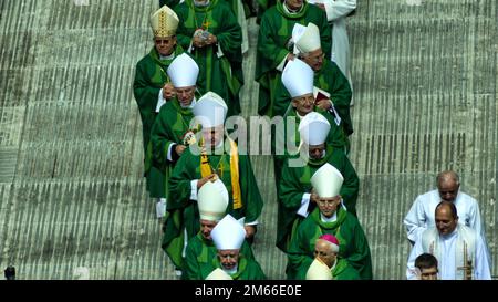 Papa Benedikt XVI im Berliner Olympia-Stadion Josef Ratzinger Die Bischöfe Foto Stock