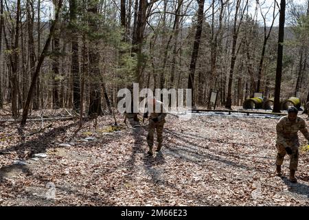 Tough ‘Ombres della 883rd Quarter Master Company out of Broken Arrow, Oklahoma conquista il corso di fiducia a Fort Knox, Kentucky durante l'allenamento annuale. Il Colonnello Steve Pazak, Comandante della Brigata del sostegno del 90th, e il comando Sgt. Maj. Brenda Acosta hanno condotto una visita in loco per vedere i soldati e parlare di come l’allenamento di oggi stia plasmando i risultati di domani. Foto Stock