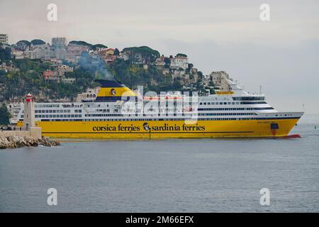 Vista di un traghetto giallo Corsica Sardinia Ferries nel porto di Nizza. Nizza, Francia - Dicembre 2022 Foto Stock