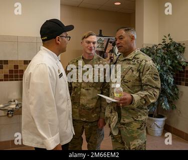 I soldati Ivy salutano il generale Michael Garrett, comandante degli Stati Uniti Forces Command, durante la sua visita a Fort Carson, Colorado, il 7 aprile 2022, presso la Warfighter Dining Facility. Garrett entrò nella sala da pranzo per una sessione di ascolto con il soldato/nco del quartiere, il giovane ufficiale dell'anno e il miglior esecutore. Foto Stock