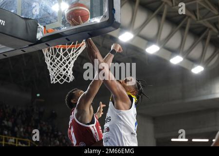 PalaOlimpia, Verona, Italia, 02 gennaio 2023, Xavier Johnson - Tezenis Verona durante Tezenis Verona vs Pallacanestro Trieste - Pallacanestro Italiana Campionato di Serie Foto Stock