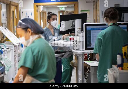 Foto del file datata 07/01/21 degli infermieri del personale in un reparto ospedaliero. La pressione sul sistema sanitario nazionale è "intollerabile e insostenibile”, hanno affermato i medici, tra gli avvertimenti che la morte di un massimo di 500 persone alla settimana potrebbe essere causata da ritardi nelle cure di emergenza. Viene dopo che più di una dozzina di NHS trust e servizi di ambulanza hanno dichiarato incidenti critici nel periodo festivo, con i funzionari che citano i casi di influenza in aumento e l'impatto della pandemia di Covid-19 tra le ragioni della pressione sul servizio sanitario. Data di emissione: Lunedì 2 gennaio 2023. Foto Stock