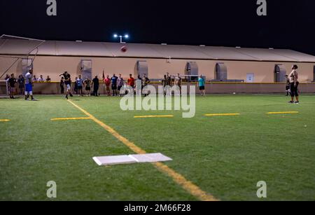 CAMP LEMONNIER, Gibuti (7 aprile 2022) i membri del servizio degli Stati Uniti schierati a Camp Lemonnier, Gibuti, partecipano a una gara di kickball sul campo come parte del torneo Captain's Cup. Foto Stock