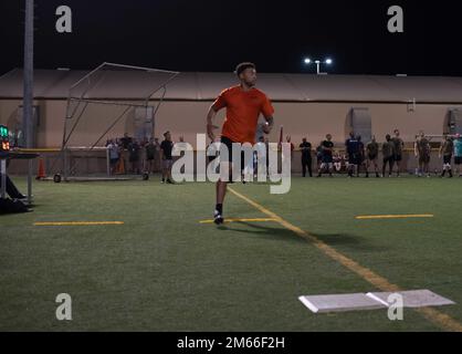 CAMP LEMONNIER, Gibuti (7 aprile 2022) Stati Uniti Thomas Gagne, un soldato di Knoxville, Tenn. Schierato a Camp Lemonnier, Gibuti, corre alla prima base durante una gara di kickball sul campo come parte del torneo Captain's Cup. Foto Stock