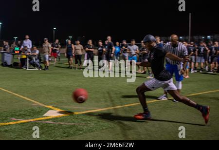 CAMP LEMONNIER, Gibuti (7 aprile 2022) Stati Uniti Navy Hospital Corpsman 2nd Class Arrie Love, un marinaio di Mobile, Ala., assegnato alla Michaud Expeditionary Medical Facility a Camp Lemonnier, Gibuti, si chiude per un calcio durante una gara di kickball sul campo come parte del torneo Captain's Cup. Foto Stock