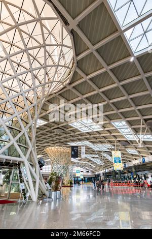 Izmir, Turchia - Dicembre 2022: Izmir Adnan Menderes aeroporto partenza terminal architettura. L'aeroporto di Smirne è uno degli aeroporti più trafficati della Turchia. Foto Stock