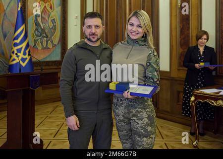 Kiev, Ucraina. 30 dicembre 2022. Il presidente ucraino Volodymyr Zelenskyy, partito, si pone con un volontario ucraino che ha ricevuto il premio Golden Heart dopo una cerimonia al Palazzo Mariinsky, 30 dicembre 2022 a Kyiv, Ucraina. Credit: Ukraine Presidency/Ukraine Presidency/Alamy Live News Foto Stock