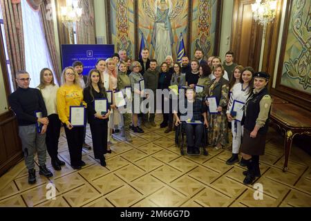 Kiev, Ucraina. 30 dicembre 2022. Il presidente ucraino Volodymyr Zelenskyy, partito, si pone con i volontari ucraini che sono stati assegnati il Golden Heart Award a durante una cerimonia al Palazzo Mariinsky, 30 dicembre 2022 a Kyiv, Ucraina. Credit: Ukraine Presidency/Ukraine Presidency/Alamy Live News Foto Stock