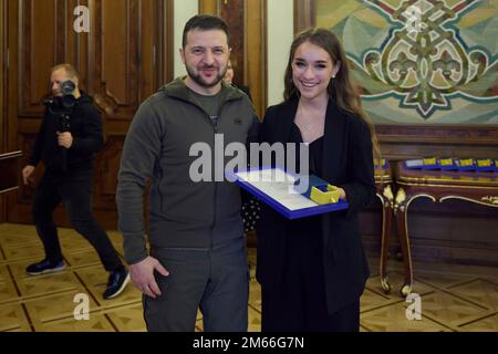 Kiev, Ucraina. 30 dicembre 2022. Il presidente ucraino Volodymyr Zelenskyy, partito, si pone con un volontario ucraino che ha ricevuto il premio Golden Heart dopo una cerimonia al Palazzo Mariinsky, 30 dicembre 2022 a Kyiv, Ucraina. Credit: Ukraine Presidency/Ukraine Presidency/Alamy Live News Foto Stock