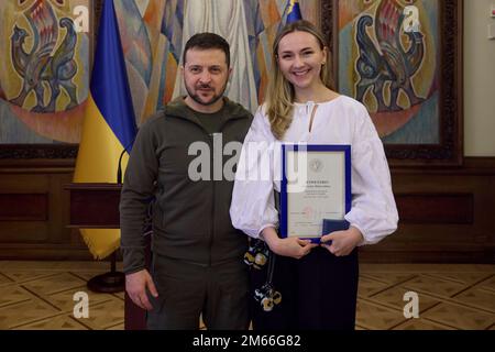 Kiev, Ucraina. 30 dicembre 2022. Il presidente ucraino Volodymyr Zelenskyy, partito, si pone con un volontario ucraino che ha ricevuto il premio Golden Heart dopo una cerimonia al Palazzo Mariinsky, 30 dicembre 2022 a Kyiv, Ucraina. Credit: Ukraine Presidency/Ukraine Presidency/Alamy Live News Foto Stock