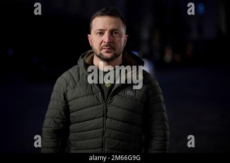 Kiev, Ucraina. 31 dicembre 2022. Il presidente ucraino Volodymyr Zelenskyy, consegna un discorso alla nazione che segna il nuovo anno al di fuori del Palazzo Mariinsky, 31 dicembre 2022 a Kyiv, Ucraina. Credit: Ukraine Presidency/Ukraine Presidency/Alamy Live News Foto Stock