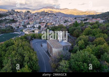 Tramonto panoramico vista aerea del villaggio di Castiglione di Sicilia, Sicilia, Italia Foto Stock