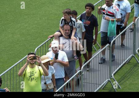 Santos, San Paolo, Brasile. 2 gennaio 2023: Santos, Brasile: Scia dell'ex calciatore brasiliano Edson Arantes do Nascimento, Pele, allo stadio Santos Futebol Clube di Santo. Pele morì il 29 dicembre 2022 all'età di 82 anni dopo aver trascorso 30 giorni ricoverato in ospedale a San Paolo per il trattamento del cancro al colon. La causa della morte è stata l'insufficienza di più organi. (Credit Image: © Paulo Lopes/ZUMA Press Wire) Credit: ZUMA Press, Inc./Alamy Live News Foto Stock