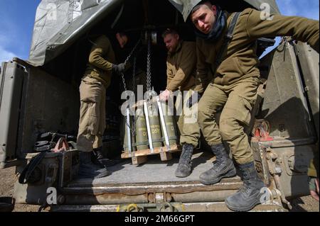 (230102) -- GOLAN HEIGHTS, 2 gennaio 2023 (Xinhua) -- soldati israeliani trasportano munizioni da un veicolo in una posizione nelle alture del Golan occupate dagli israeliani, il 2 gennaio 2023. Lunedì Israele ha lanciato uno sciopero missilistico all'aeroporto internazionale di Damasco, uccidendo due soldati. (Ayal Margolin/JINI via Xinhua) Foto Stock