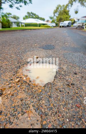 Sydney Aust gennaio 2023: Il governo del nuovo Galles del Sud dovrebbe annunciare oggi un pacchetto di oltre $500 milioni di dollari in finanziamenti per riparare buche in tutto lo stato. Dopo tre dritti eventi la Nina strade intorno allo stato hanno subito danni enormi e consigli locali stanno lottando sia fisicamente che finanziariamente per tenere il passo con le riparazioni stradali. I finanziamenti saranno ripartiti tra le aree regionali e la Grande Sydney con una quota dal 56 al 44 per cento. Credit: Stephen Dwyer / Alamy Live News Foto Stock