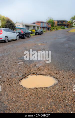 Sydney Aust gennaio 2023: Il governo del nuovo Galles del Sud dovrebbe annunciare oggi un pacchetto di oltre $500 milioni di dollari in finanziamenti per riparare buche in tutto lo stato. Dopo tre dritti eventi la Nina strade intorno allo stato hanno subito danni enormi e consigli locali stanno lottando sia fisicamente che finanziariamente per tenere il passo con le riparazioni stradali. I finanziamenti saranno ripartiti tra le aree regionali e la Grande Sydney con una quota dal 56 al 44 per cento. Credit: Stephen Dwyer / Alamy Live News Foto Stock