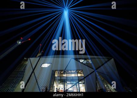 Manchester, Regno Unito, 2nd gennaio 2023. Un'installazione artistica intitolata First Breath progettata dall'artista visivo Luke Jerram e che funge da rappresentazione visiva della nuova vita a Manchester è vista sopra Factory International, uno spazio culturale attualmente in costruzione in città. Quando sarà finito alla fine del 2023 Factory International sarà la sede permanente del Manchester International Festival, Manchester, Regno Unito. Credit: Jon Super/Alamy Live News. Foto Stock