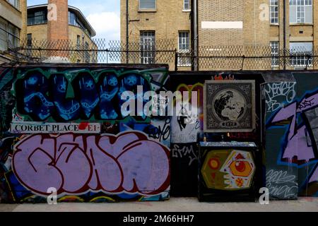 Londra, Regno Unito, luglio 2022, vista dei murales a Corbet Place nell'estremità orientale della capitale Foto Stock