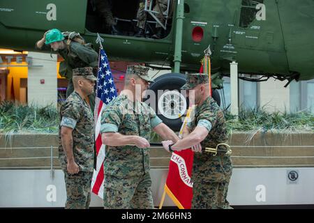 Brig. Gen. A.J. Pasagian, comandante del Marine Corps Systems Command, passa la spada ufficiale non commissionata al sig. Allen B. Goodyear, che significa il trasferimento dei compiti principali del sergente da Cato a Goodyear, durante la cerimonia di soccorso e appuntamento del Sergente maggiore della MCSC al National Museum of the Marine Corps di Stafford, Virginia, 7 aprile 2022. Foto Stock