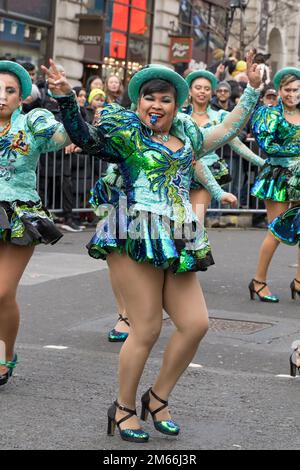 London New Years Day Parade, donna in costume da carnevale che si diverte Foto Stock