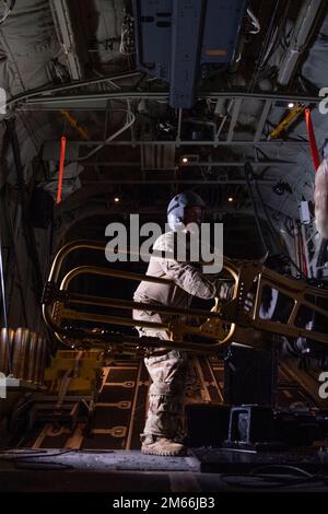 NEGLI STATI UNITI Gli airmen con la 1st Special Operations Wing si preparano a prendere la conchiglia di un round da 105mm mm da un cannone howitzer da 105 mm per missioni di addestramento dal vivo con l'AC-130J Ghostrider durante Balikatan 22 a Crow Valley Gunnery Range, Filippine, 7th aprile 2022. Balikatan è un esercizio annuale tra le forze Armate delle Filippine e l'esercito degli Stati Uniti progettato per rafforzare l'interoperabilità bilaterale, le capacità, la fiducia e la cooperazione costruita nel corso di decenni di esperienze condivise. Balikatan, Tagalog per “spalla a spalla”, è un esercizio bilaterale di lunga data tra le Filippine A. Foto Stock