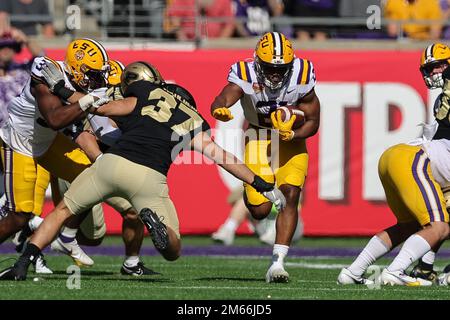 Orlando, Florida, Stati Uniti. 2 gennaio 2023: LSU Tigers Rrunning back NOAH CAIN (21) corre a metà durante la partita NCAA Cheez-IT Citrus Bowl del 2023 tra le LSU Fighting Tigers e i Purdue Boilermakers al Camping World Stadium di Orlando, Florida, il 2 gennaio 2023. (Credit Image: © Cory Knowlton/ZUMA Press Wire) Credit: ZUMA Press, Inc./Alamy Live News Foto Stock