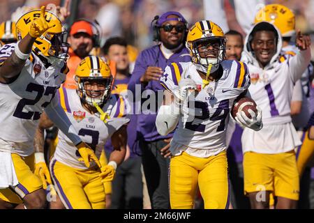 Orlando, Florida, Stati Uniti. 2 gennaio 2023: LANDON IBIETA (24), il ricevitore LSU Tigers Wide, FESTEGGIA dopo un touchdown durante la partita NCAA Cheez-IT Citrus Bowl del 2023 tra le LSU Fighting Tigers e i Purdue Boilermakers al Camping World Stadium di Orlando, Florida, il 2 gennaio 2023. (Credit Image: © Cory Knowlton/ZUMA Press Wire) Credit: ZUMA Press, Inc./Alamy Live News Foto Stock