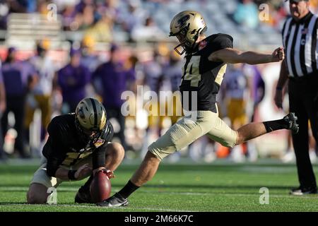 Orlando, Florida, Stati Uniti. 2 gennaio 2023: Purdue Boilermakers Place Kicker MITCHELL FINERAN (24) dà un calcio in più durante la partita NCAA Cheez-IT Citrus Bowl del 2023 tra le LSU Fighting Tigers e i Purdue Boilermakers al Camping World Stadium di Orlando, Florida, il 2 gennaio 2023. (Credit Image: © Cory Knowlton/ZUMA Press Wire) Credit: ZUMA Press, Inc./Alamy Live News Foto Stock