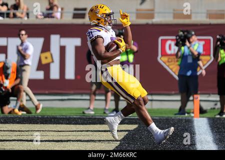 Orlando, Florida, Stati Uniti. 2 gennaio 2023: LSU Tigers Rrunning back NOAH CAIN (21) esegue la palla per un touchdown durante la partita NCAA Cheez-IT Citrus Bowl del 2023 tra le LSU Fighting Tigers e i Purdue Boilermakers al Camping World Stadium di Orlando, Florida, il 2 gennaio 2023. (Credit Image: © Cory Knowlton/ZUMA Press Wire) Credit: ZUMA Press, Inc./Alamy Live News Foto Stock