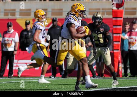 Orlando, Florida, Stati Uniti. 2 gennaio 2023: LSU Tigers Rrunning back NOAH CAIN (21) esegue la palla per un touchdown durante la partita NCAA Cheez-IT Citrus Bowl del 2023 tra le LSU Fighting Tigers e i Purdue Boilermakers al Camping World Stadium di Orlando, Florida, il 2 gennaio 2023. (Credit Image: © Cory Knowlton/ZUMA Press Wire) Credit: ZUMA Press, Inc./Alamy Live News Foto Stock