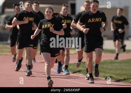 All'inizio di aprile, i cadetti del Battaglione Bronco della Boise state University si sono riuniti sul campo di Gowen per completare il test di idoneità al combattimento dell'esercito. Il semestre primaverile del 2022 è in via di completamento e i cadetti del Boise state University Army ROTC Bronco Battaglione sono rimasti attivi fino ad aprile, mentre marciavano verso il traguardo. I cadetti hanno completato l'Army Combat Fitness Test, un 12 e 8 miglia Ruck marcia lungo la City of Boise Green Belt Trail, e un workshop di sviluppo personale sulla creazione di stabilità finanziaria. Diversi cadetti riceveranno la loro commissione come 2Lt.s in Army, Army Res Foto Stock