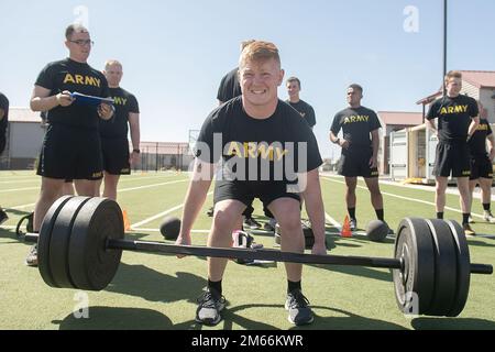 All'inizio di aprile, i cadetti del Battaglione Bronco della Boise state University si sono riuniti sul campo di Gowen per completare il test di idoneità al combattimento dell'esercito. Il semestre primaverile del 2022 è in via di completamento e i cadetti del Boise state University Army ROTC Bronco Battaglione sono rimasti attivi fino ad aprile, mentre marciavano verso il traguardo. I cadetti hanno completato l'Army Combat Fitness Test, un 12 e 8 miglia Ruck marcia lungo la City of Boise Green Belt Trail, e un workshop di sviluppo personale sulla creazione di stabilità finanziaria. Diversi cadetti riceveranno la loro commissione come 2Lt.s in Army, Army Res Foto Stock