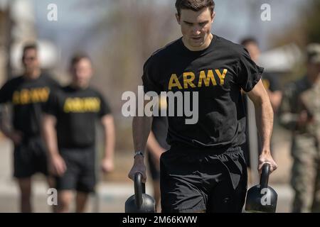 All'inizio di aprile, i cadetti del Battaglione Bronco della Boise state University si sono riuniti sul campo di Gowen per completare il test di idoneità al combattimento dell'esercito. Il semestre primaverile del 2022 è in via di completamento e i cadetti del Boise state University Army ROTC Bronco Battaglione sono rimasti attivi fino ad aprile, mentre marciavano verso il traguardo. I cadetti hanno completato l'Army Combat Fitness Test, un 12 e 8 miglia Ruck marcia lungo la City of Boise Green Belt Trail, e un workshop di sviluppo personale sulla creazione di stabilità finanziaria. Diversi cadetti riceveranno la loro commissione come 2Lt.s in Army, Army Res Foto Stock