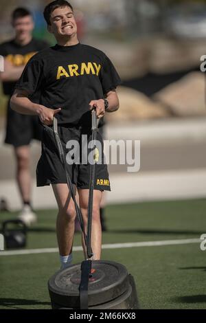 All'inizio di aprile, i cadetti del Battaglione Bronco della Boise state University si sono riuniti sul campo di Gowen per completare il test di idoneità al combattimento dell'esercito. Il semestre primaverile del 2022 è in via di completamento e i cadetti del Boise state University Army ROTC Bronco Battaglione sono rimasti attivi fino ad aprile, mentre marciavano verso il traguardo. I cadetti hanno completato l'Army Combat Fitness Test, un 12 e 8 miglia Ruck marcia lungo la City of Boise Green Belt Trail, e un workshop di sviluppo personale sulla creazione di stabilità finanziaria. Diversi cadetti riceveranno la loro commissione come 2Lt.s in Army, Army Res Foto Stock